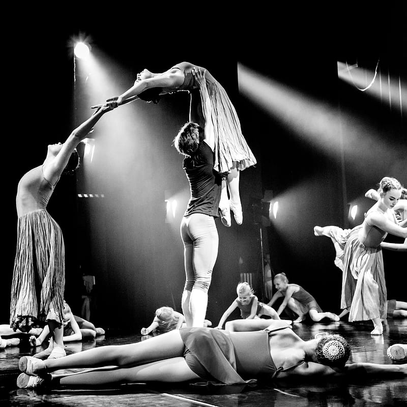 Skupinová choreografie v černé